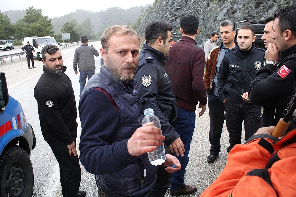 Antalya'da minibüsün çarptığı halk midibüsü devrildi! (Videolu)