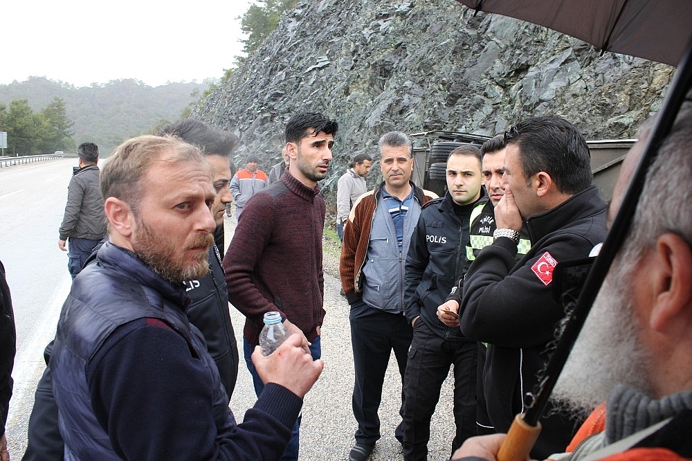 Antalya'da minibüsün çarptığı halk midibüsü devrildi! (Videolu)