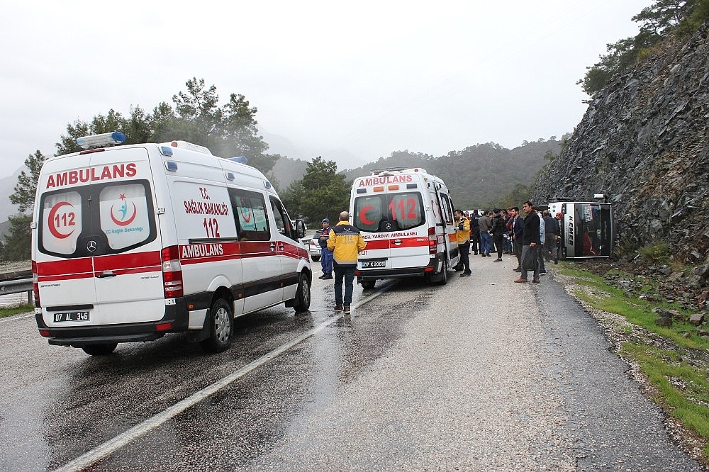 Antalya'da minibüsün çarptığı halk midibüsü devrildi! (Videolu)