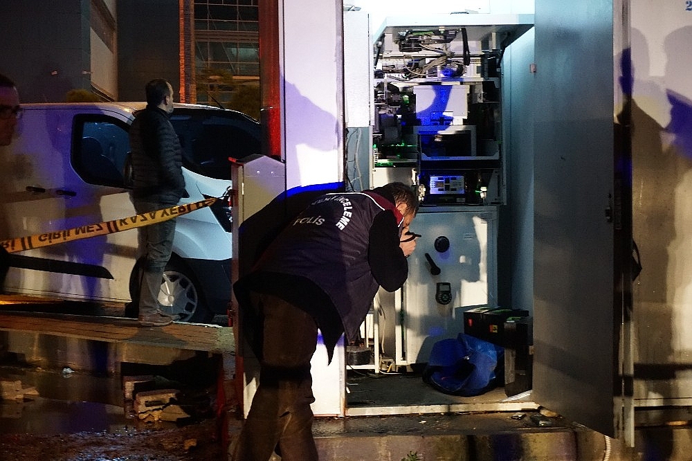 Antalya'da silahlı ATM soygunu! (Videolu)