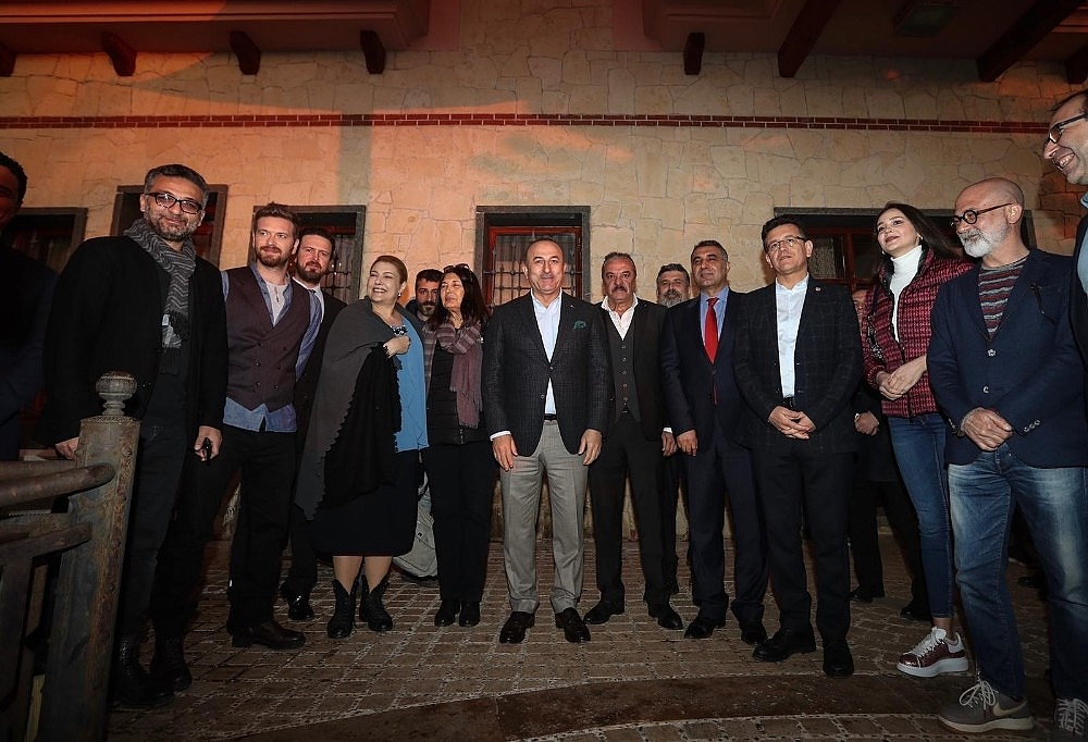 Bakan Çavuşoğlu dizi setini ziyaret etti