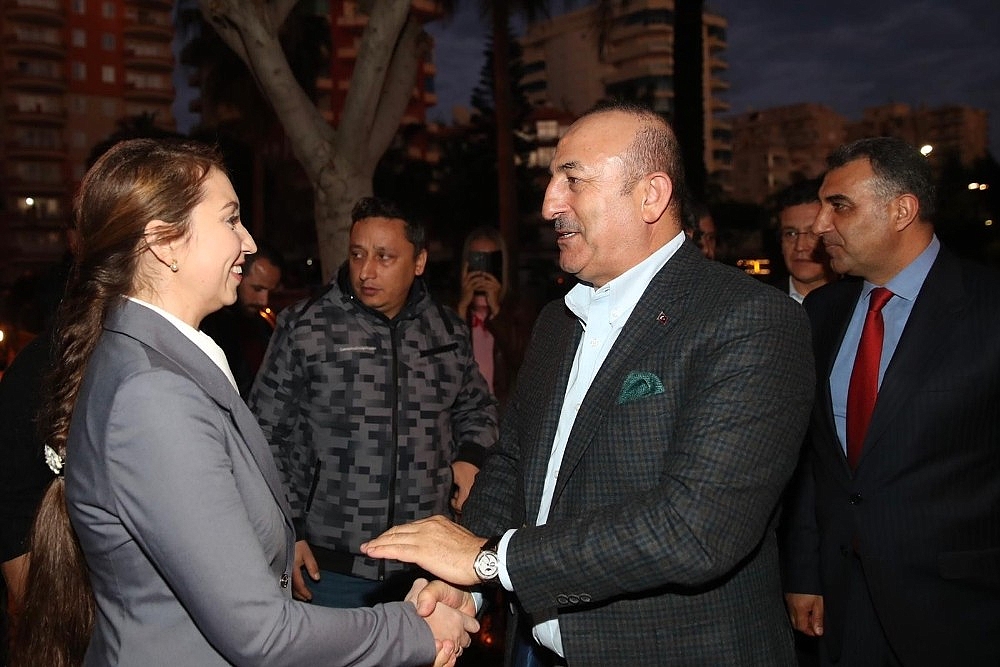 Bakan Çavuşoğlu dizi setini ziyaret etti