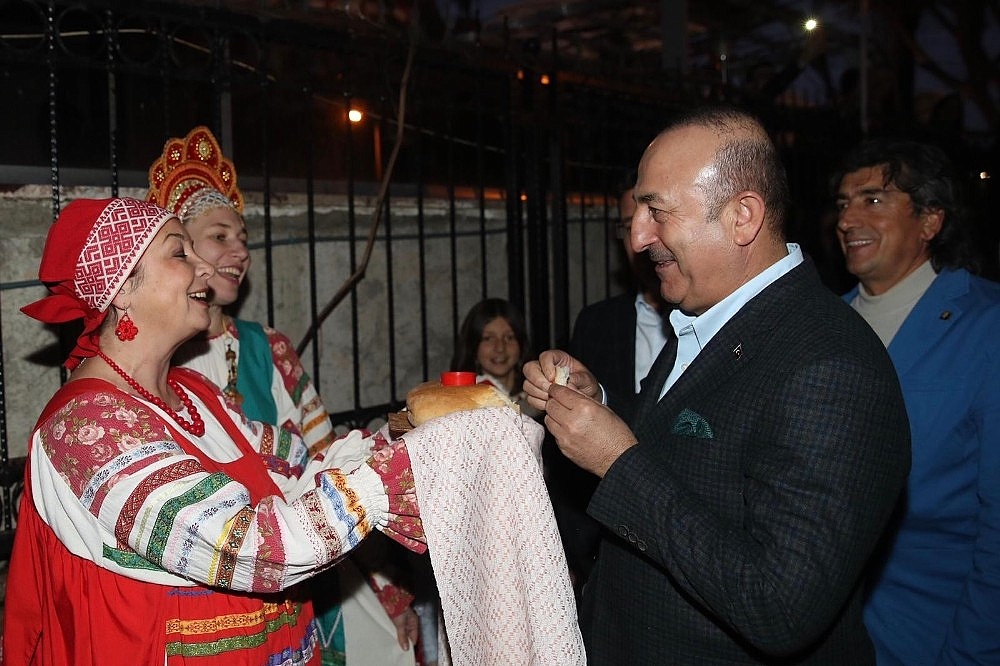 Bakan Çavuşoğlu dizi setini ziyaret etti