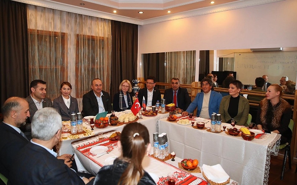 Bakan Çavuşoğlu dizi setini ziyaret etti