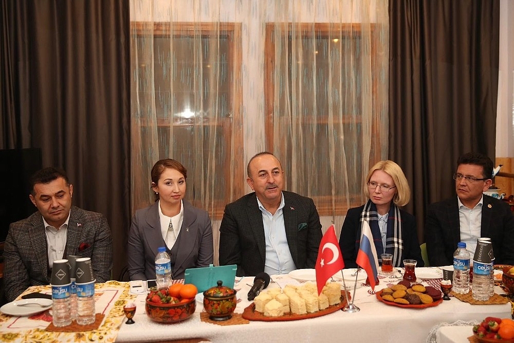 Bakan Çavuşoğlu dizi setini ziyaret etti