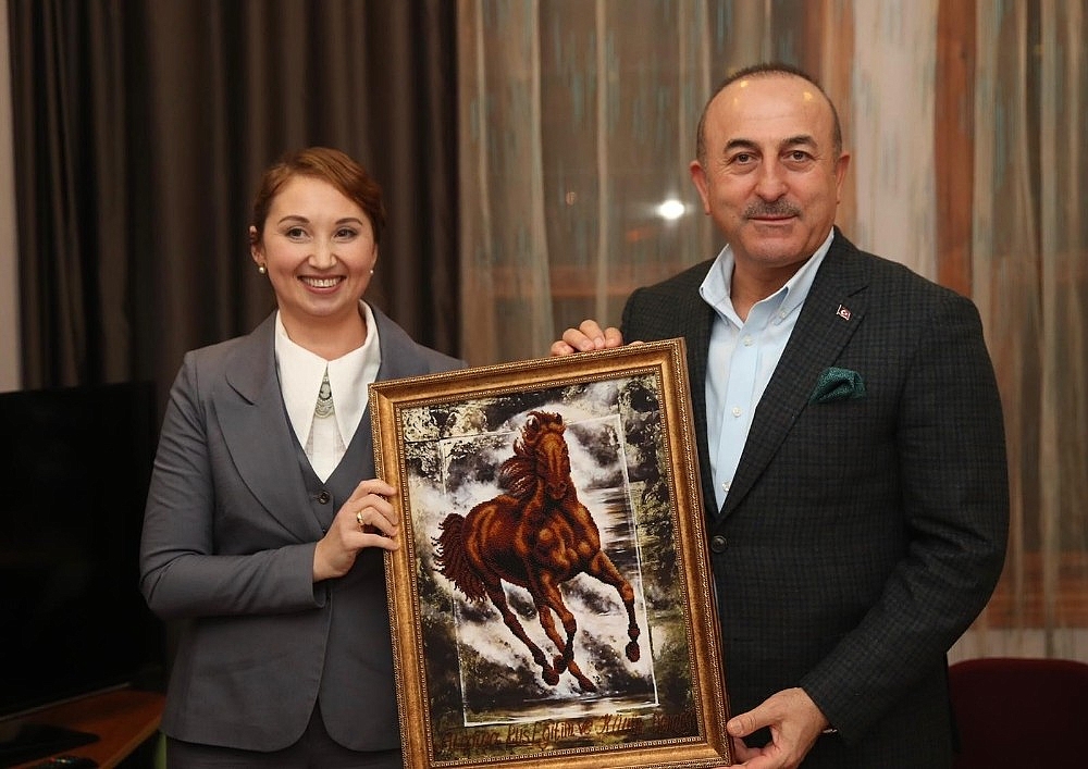 Bakan Çavuşoğlu dizi setini ziyaret etti