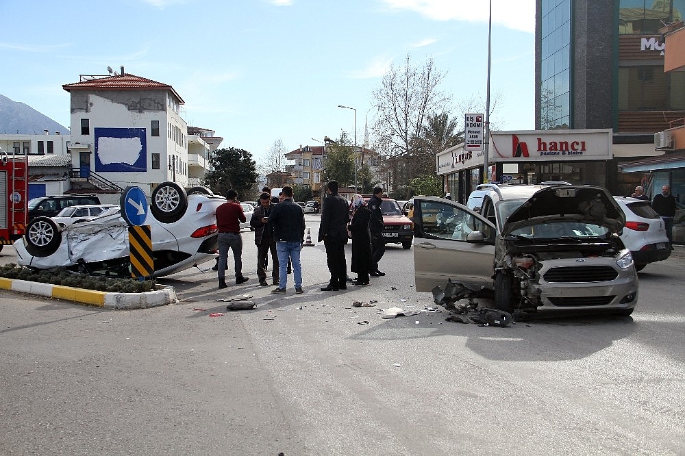 Takla atıp ters dönen araçtan yara almadan kurtuldular!