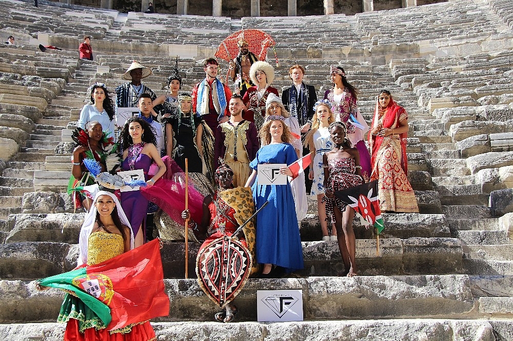 32 ülkenin modelleri Aspendos'ta