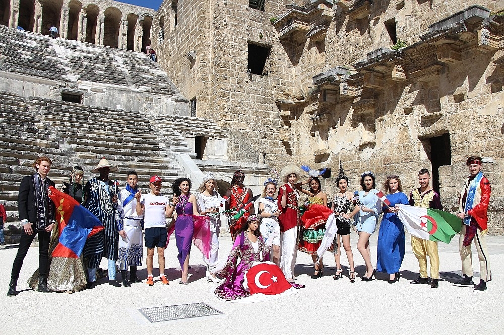 32 ülkenin modelleri Aspendos'ta