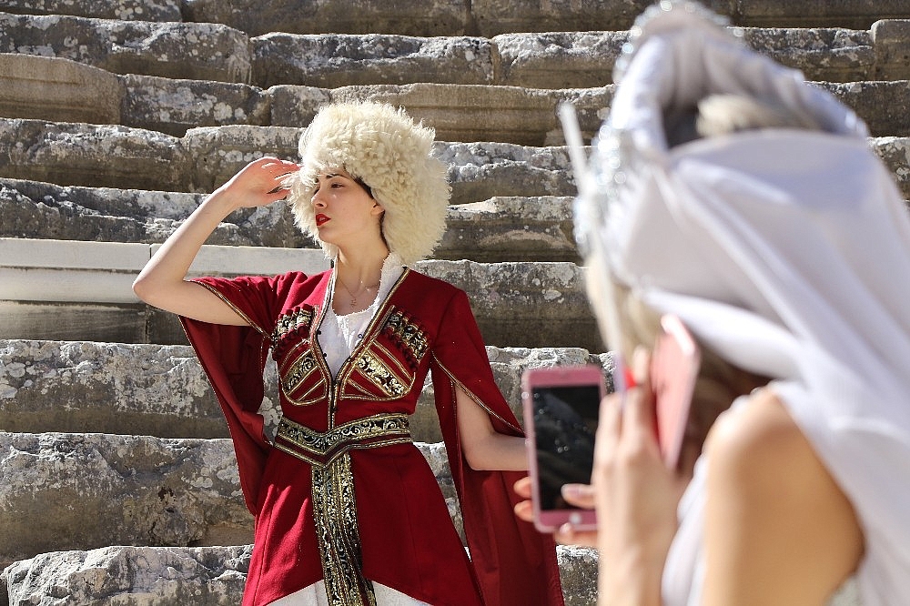 32 ülkenin modelleri Aspendos'ta