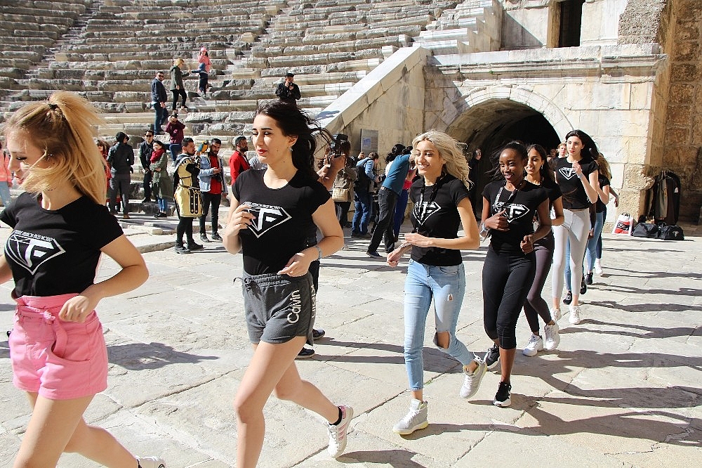 32 ülkenin modelleri Aspendos'ta