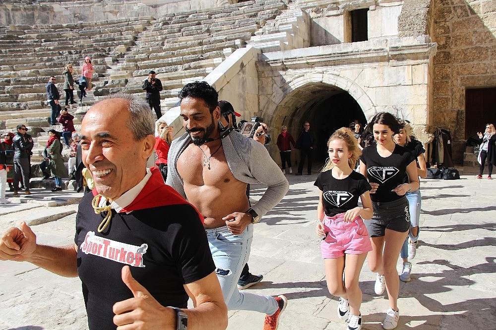 32 ülkenin modelleri Aspendos'ta