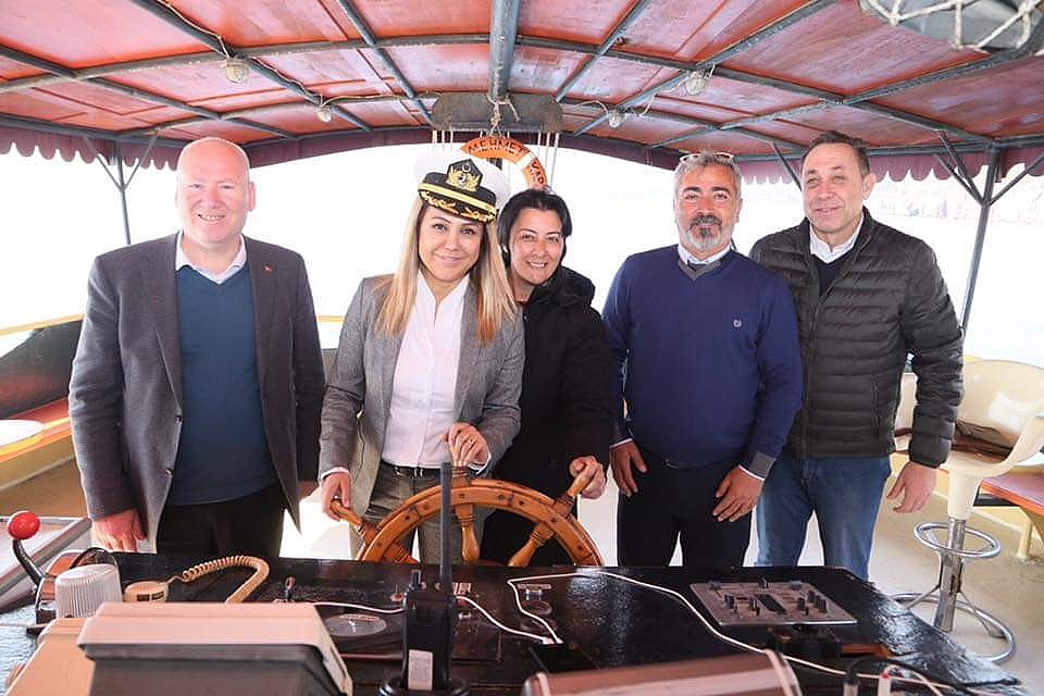 AK Parti'li başkan adayının yüzer gezer seçim ofisi