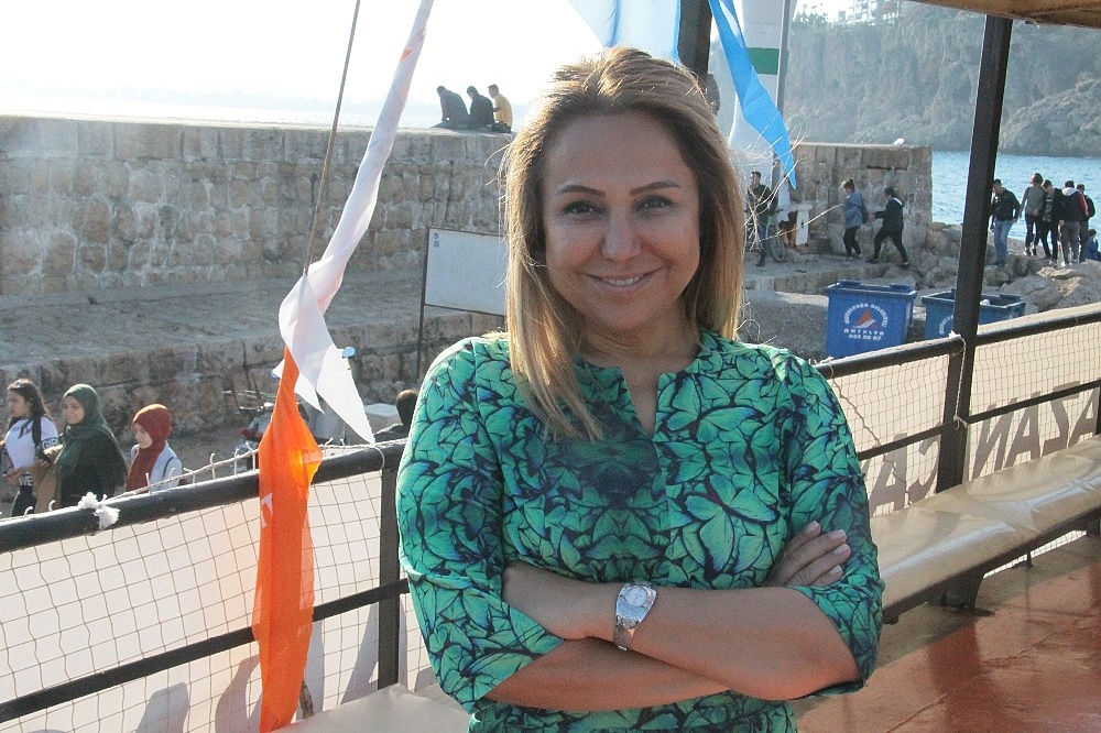 AK Parti'li başkan adayının yüzer gezer seçim ofisi