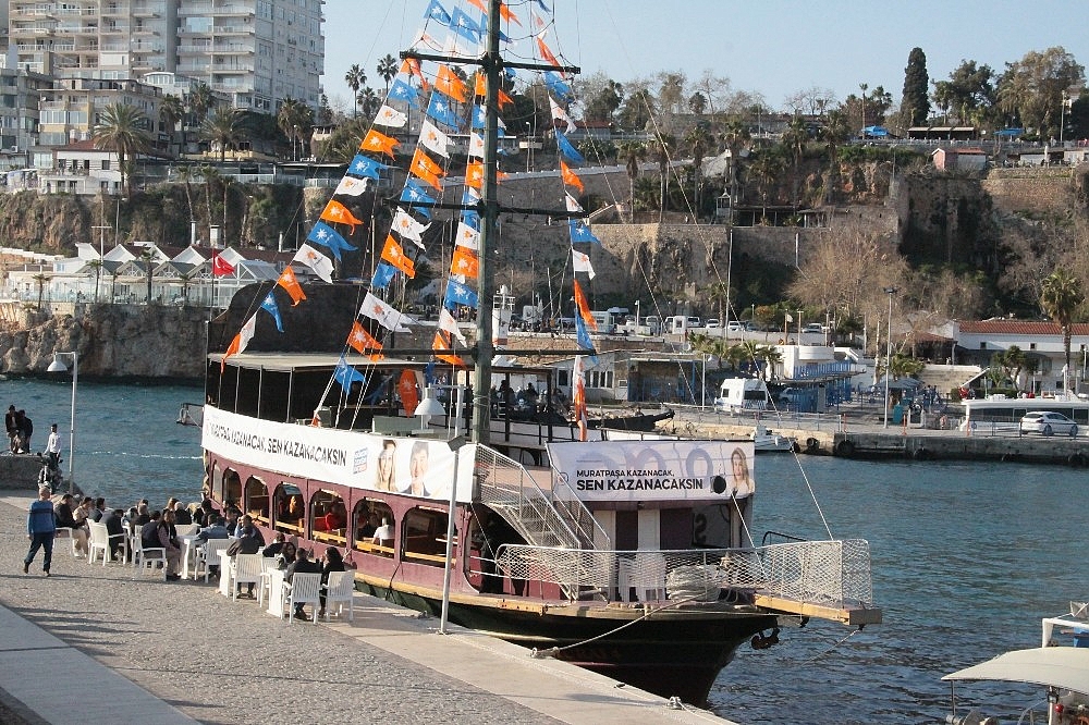 AK Parti'li başkan adayının yüzer gezer seçim ofisi