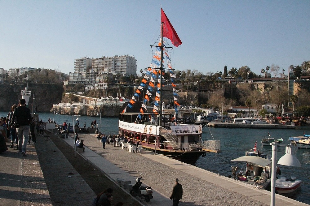 AK Parti'li başkan adayının yüzer gezer seçim ofisi