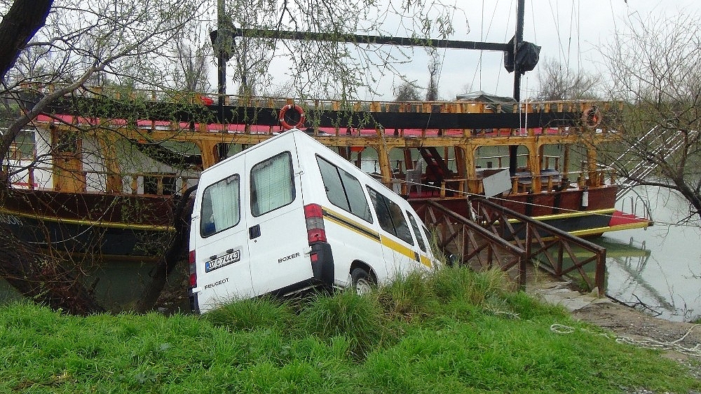 Minibüs Manavgat ırmağına uçtu!