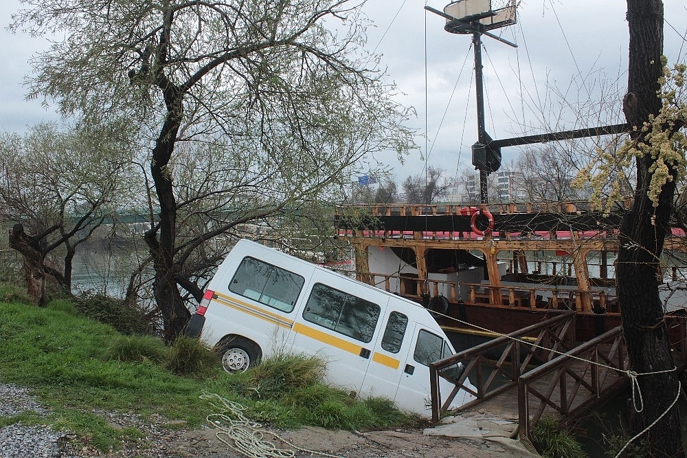 Minibüs Manavgat ırmağına uçtu!