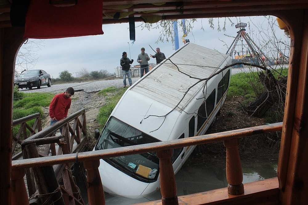 Minibüs Manavgat ırmağına uçtu!