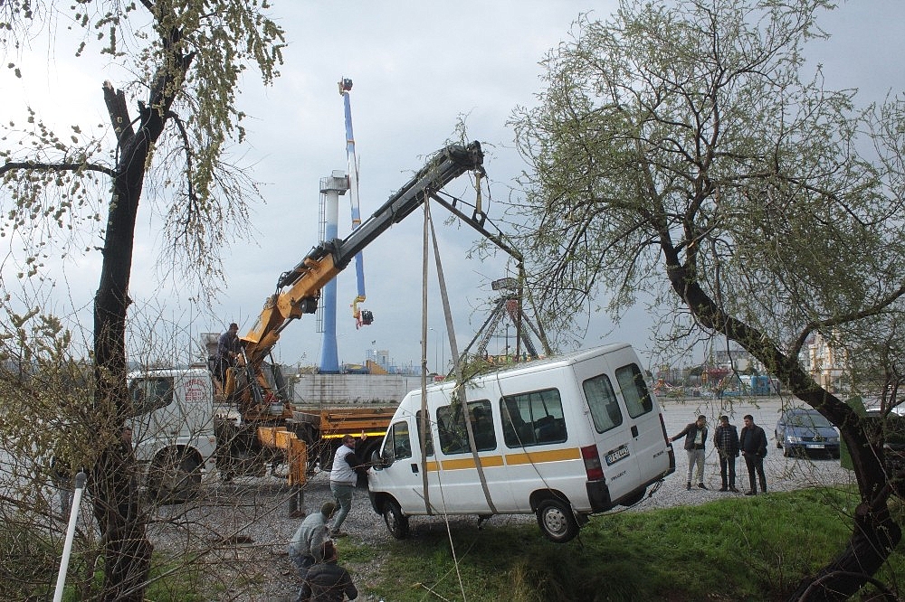 Minibüs Manavgat ırmağına uçtu!