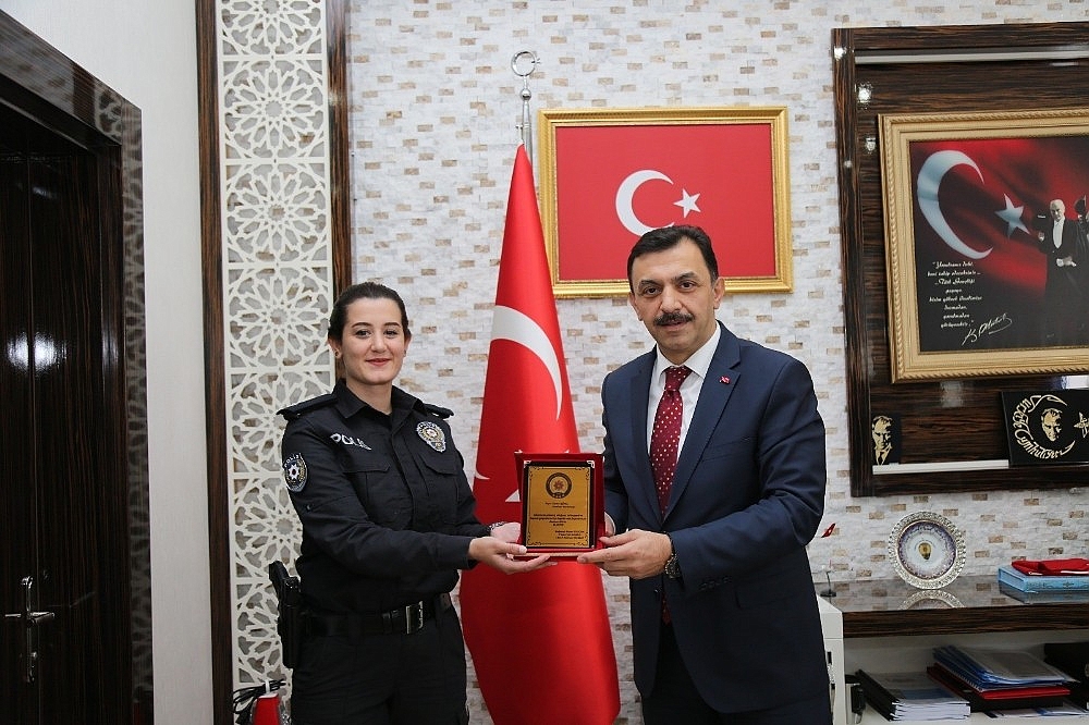 Genç adamı uçurumun kenarından alan kadın komisere plaket!