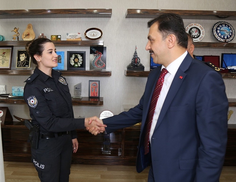 Genç adamı uçurumun kenarından alan kadın komisere plaket!