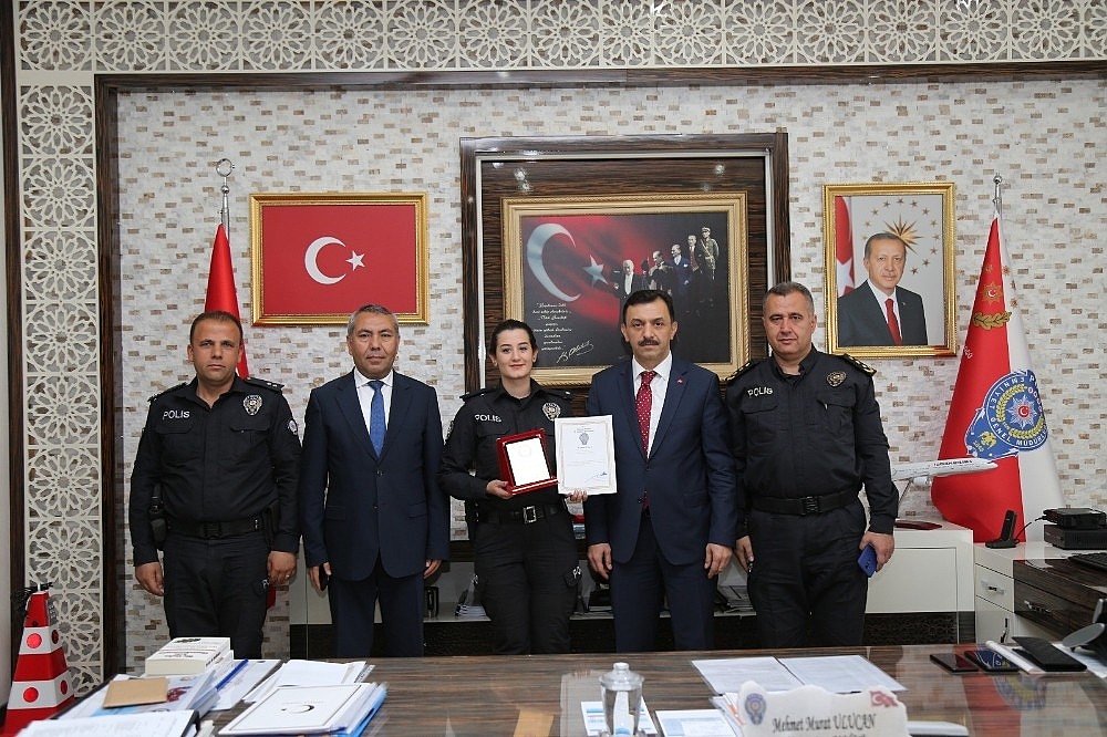 Genç adamı uçurumun kenarından alan kadın komisere plaket!
