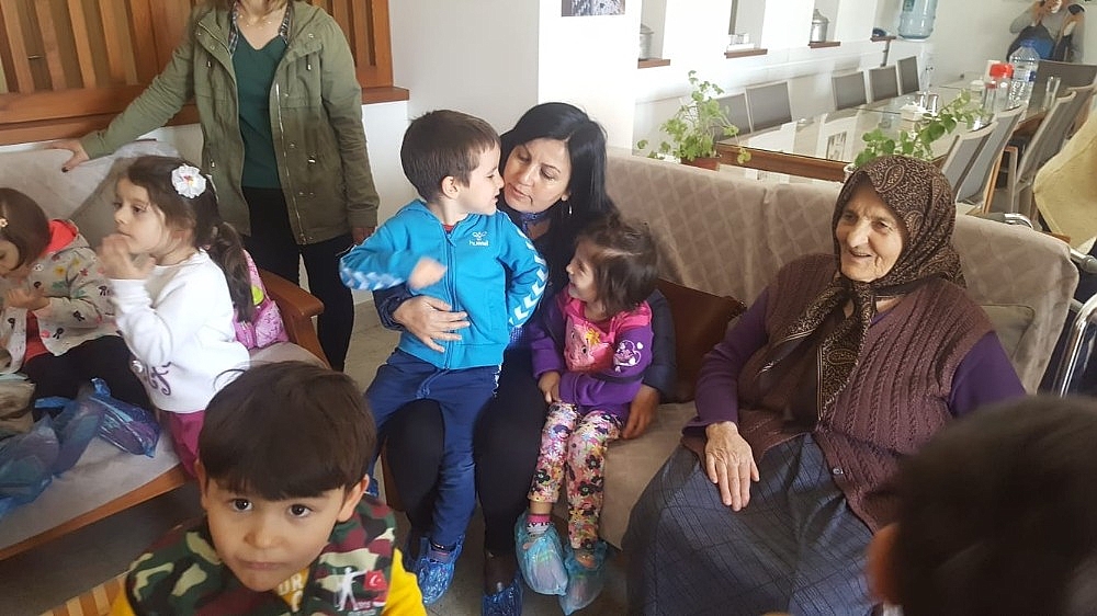 Minik öğrenciler yaşlıları ziyaret etti