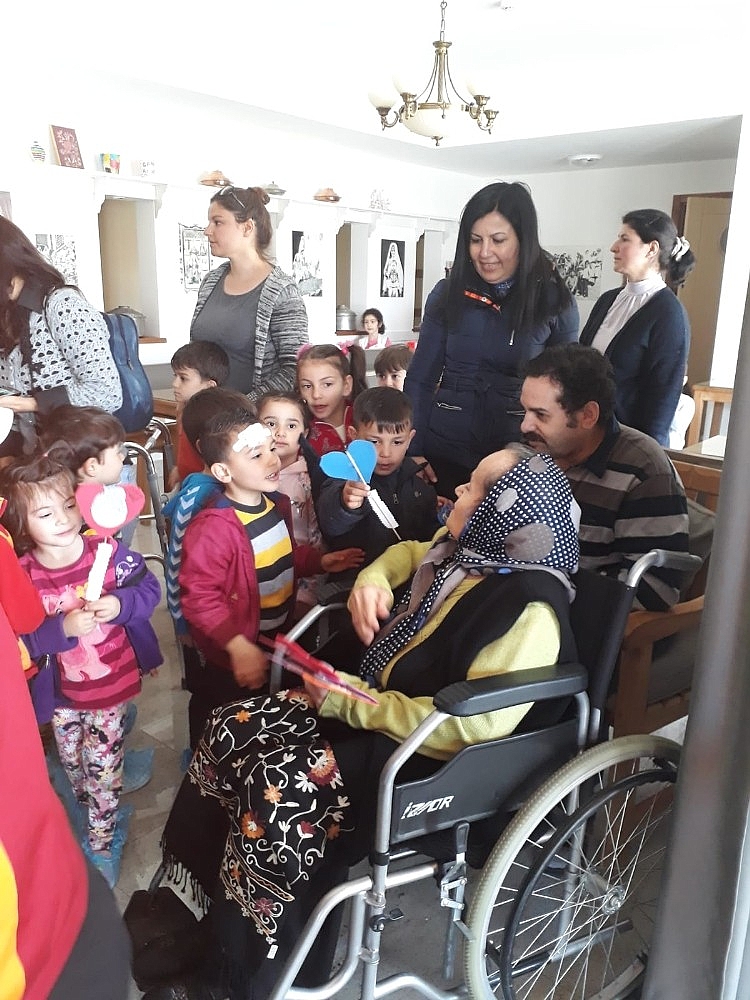 Minik öğrenciler yaşlıları ziyaret etti