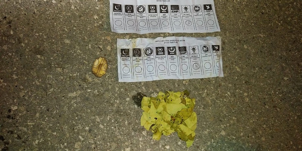 Antalya'da çöp konteynerinden mühürlü oy pusulası çıktı