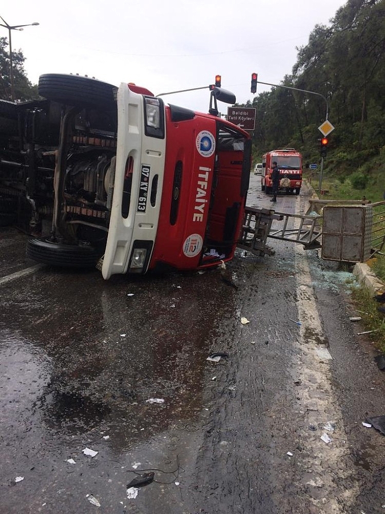 Antalya'da itfaiye ekipleri kaza yaptı: 3 yaralı