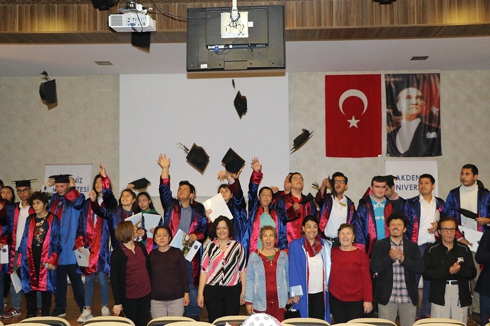 Engelli gençlerin mezuniyet sevinci