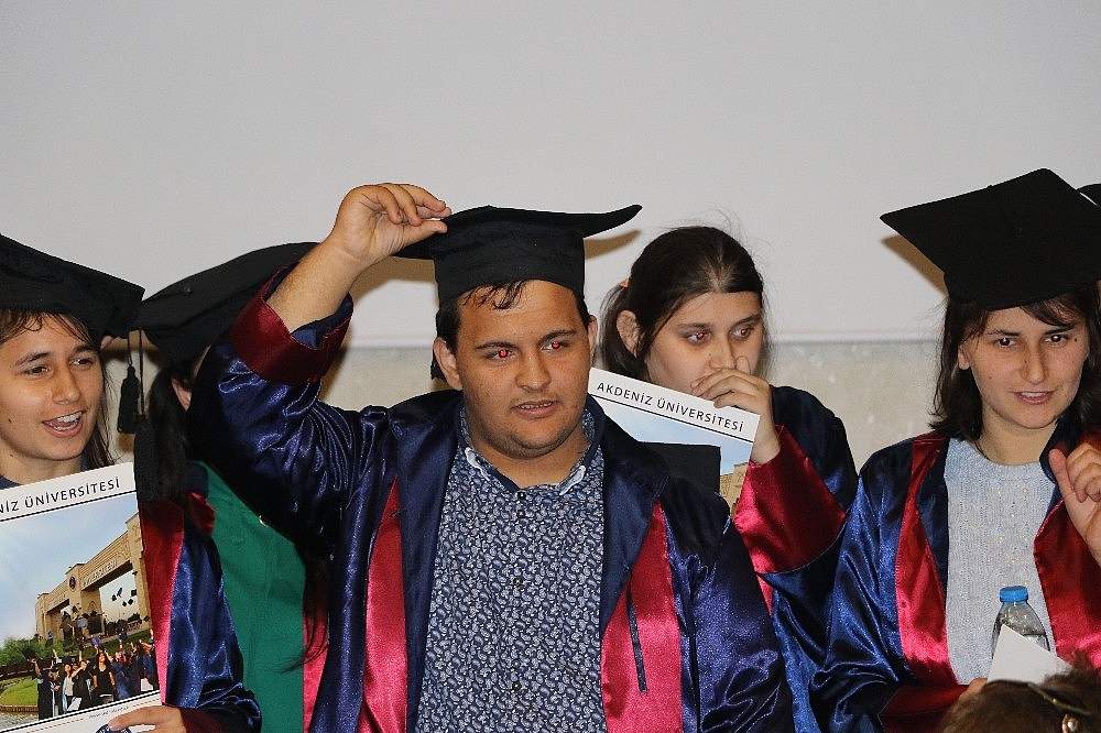 Engelli gençlerin mezuniyet sevinci