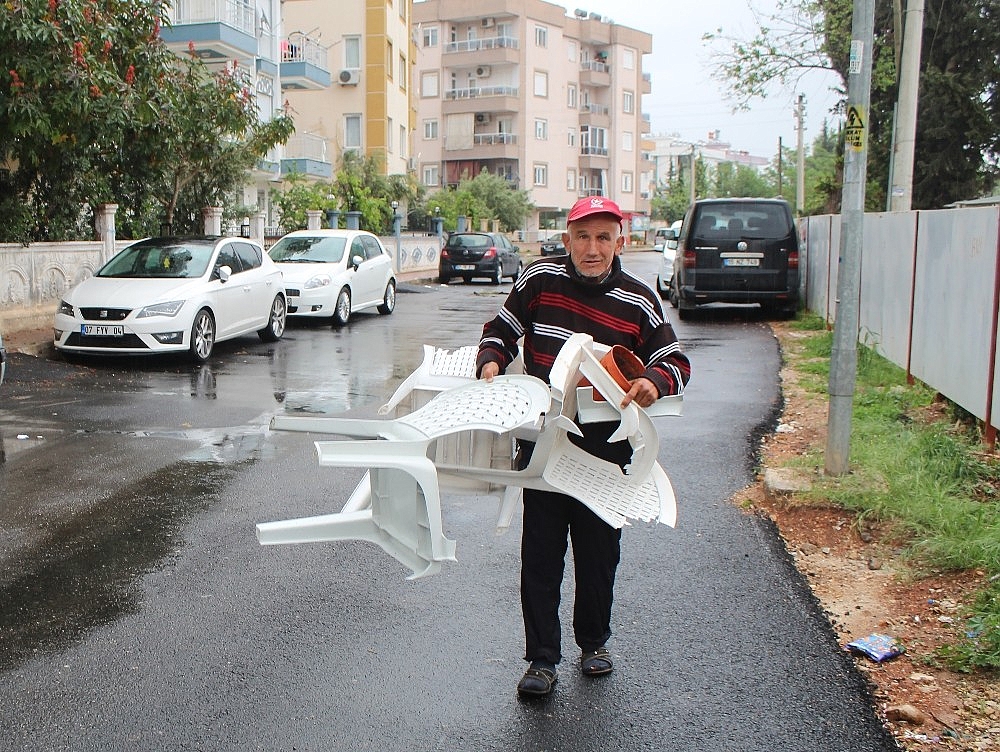 Sinir krizi geçirip evde ne varsa sokağa attı