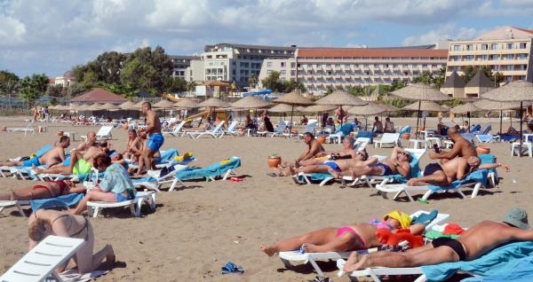 Okula başlayacak çocuklar, sahili doldurdu