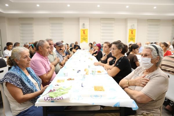 Başkan Böcek canlarla lokmalarını paylaştı