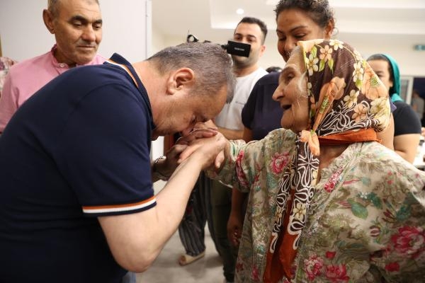 Başkan Böcek canlarla lokmalarını paylaştı