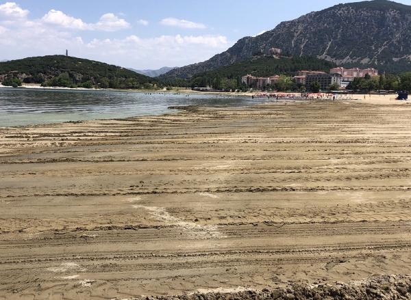 Kararan Altınkum sahiline kepçeli müdahale