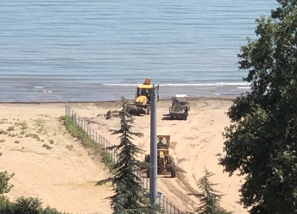 Kararan Altınkum sahiline kepçeli müdahale