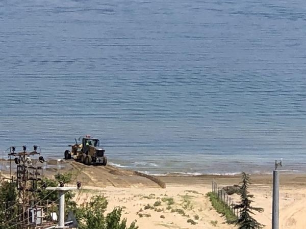 Kararan Altınkum sahiline kepçeli müdahale