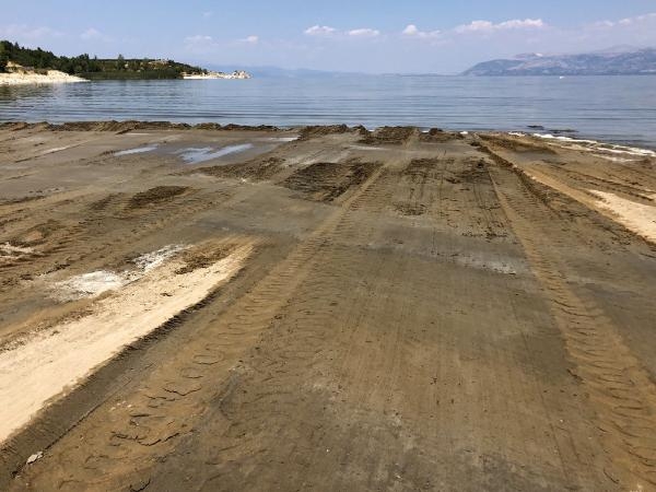 Kararan Altınkum sahiline kepçeli müdahale