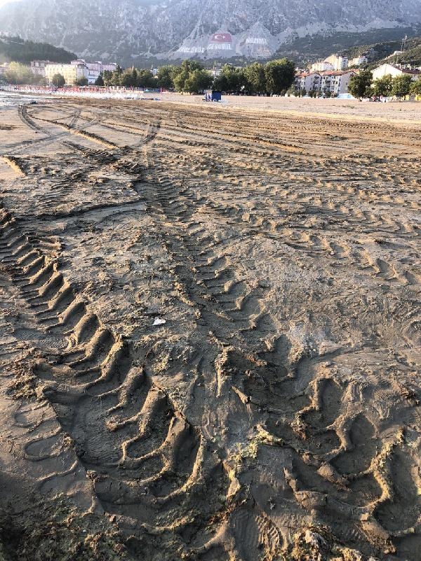 Kararan Altınkum sahiline kepçeli müdahale