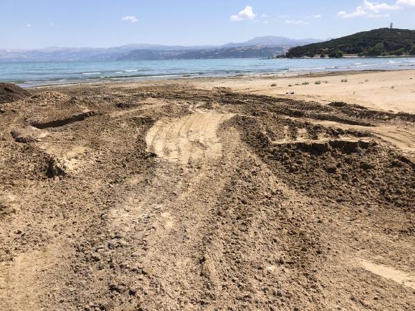 Kararan Altınkum sahiline kepçeli müdahale
