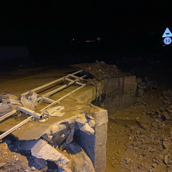 Korkuteli'de sağanak sele neden oldu