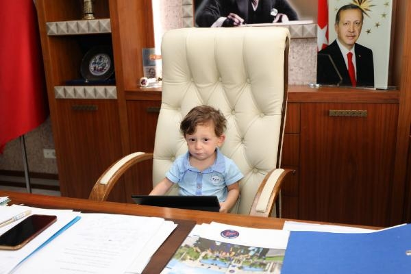Rektör Özkan, 2 yaşındaki Ömer Özkan ile bir araya geldi