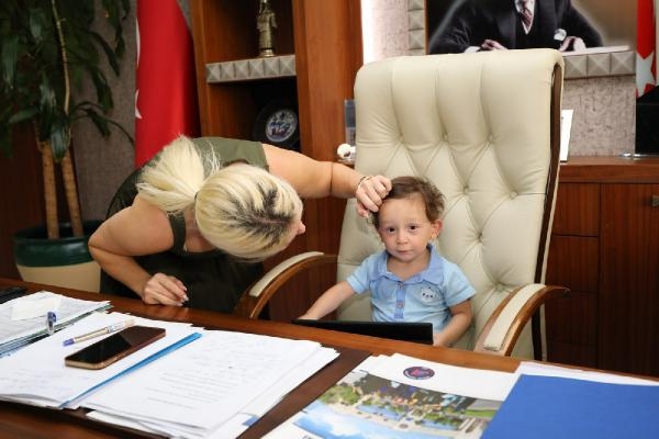 Rektör Özkan, 2 yaşındaki Ömer Özkan ile bir araya geldi