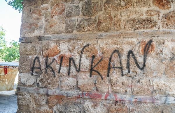 Tarihi Kaleiçi'nin duvarları yazı tahtasına döndü