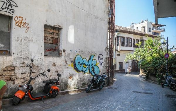 Tarihi Kaleiçi'nin duvarları yazı tahtasına döndü