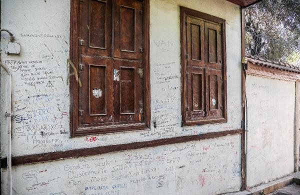 Tarihi Kaleiçi'nin duvarları yazı tahtasına döndü