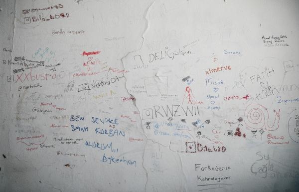 Tarihi Kaleiçi'nin duvarları yazı tahtasına döndü